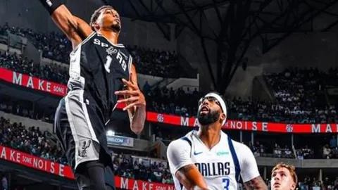 詹姆斯内线突破双人防线完成上篮得分